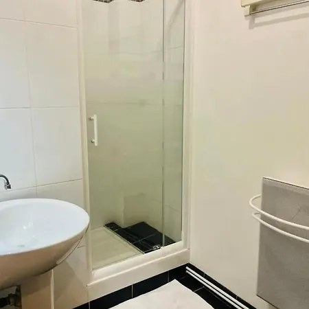 Coquebert Confortable Proche Centre Apartman *